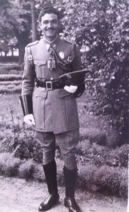 Recién salido de la academia de policía