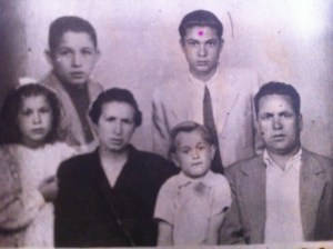 Foto hecha en junio del 49. Parece un montaje para hacer la foto de familia cuando David y Vicente aún estaban en Valencia.